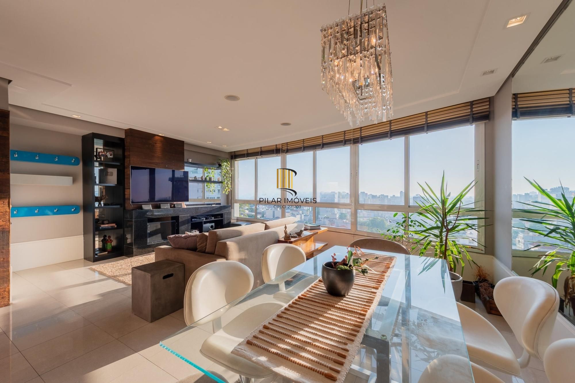 Apartamento amplo de 104m² com living iluminado, lareira e excelente localização