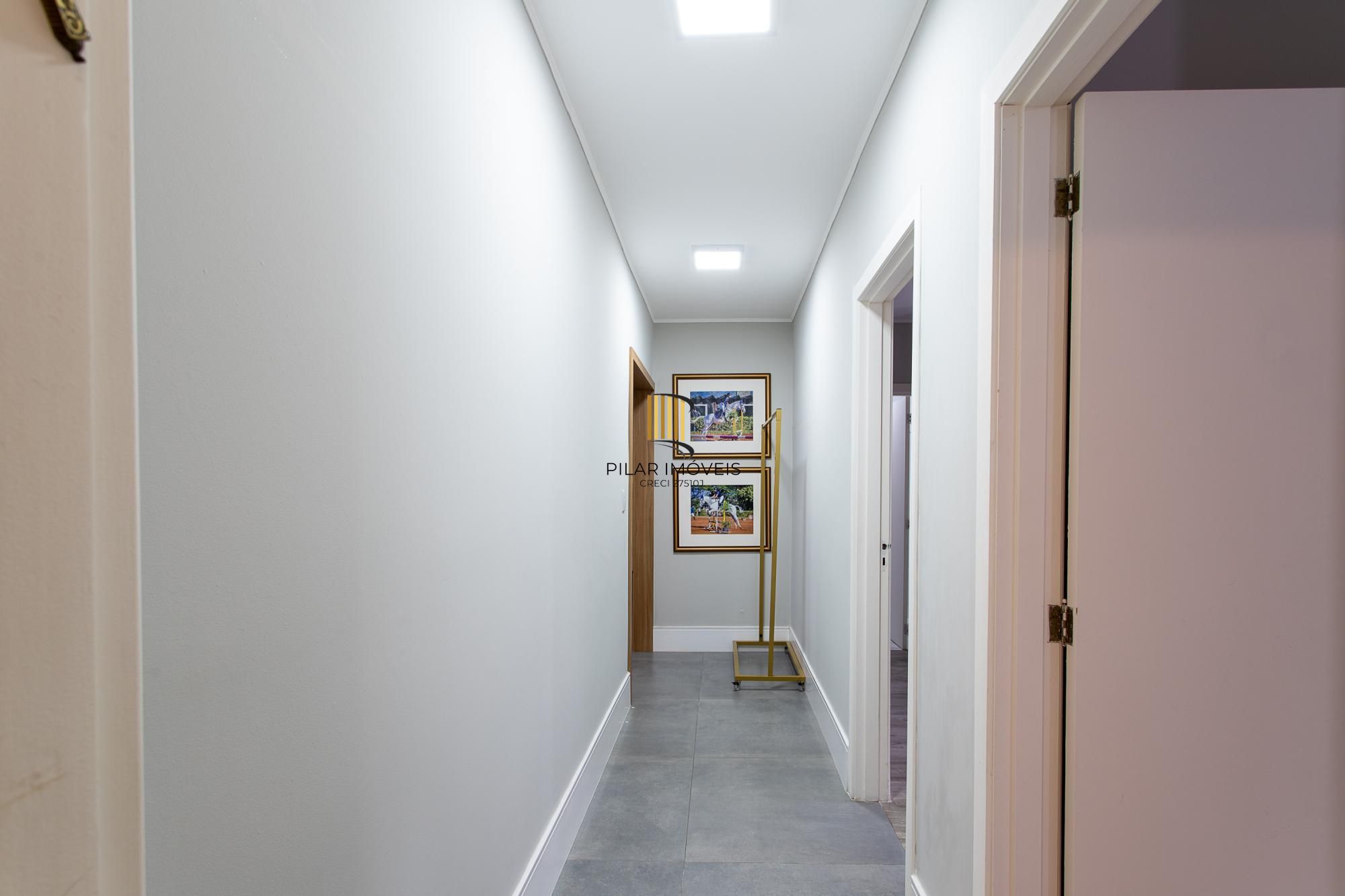 Casa térrea no Condominio Terra Ville, com patio e piscina.