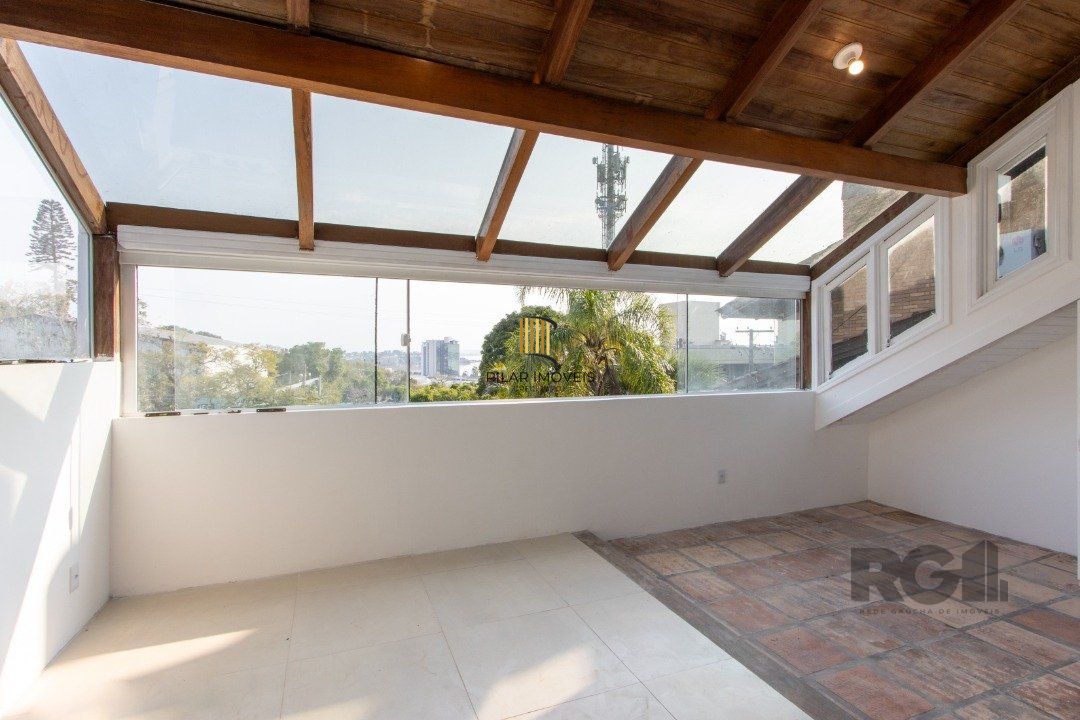 Casa para Venda - 337m², 3 dormitórios, sendo 1 suites, 3 vagas - Cristal