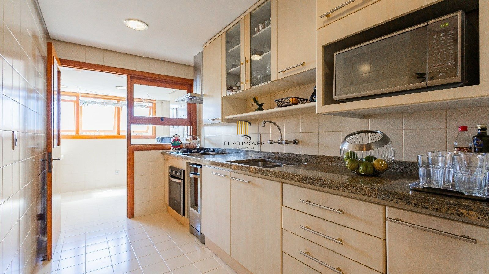 Apartamento com três quartos e três vagas, no bairro Bela Vista