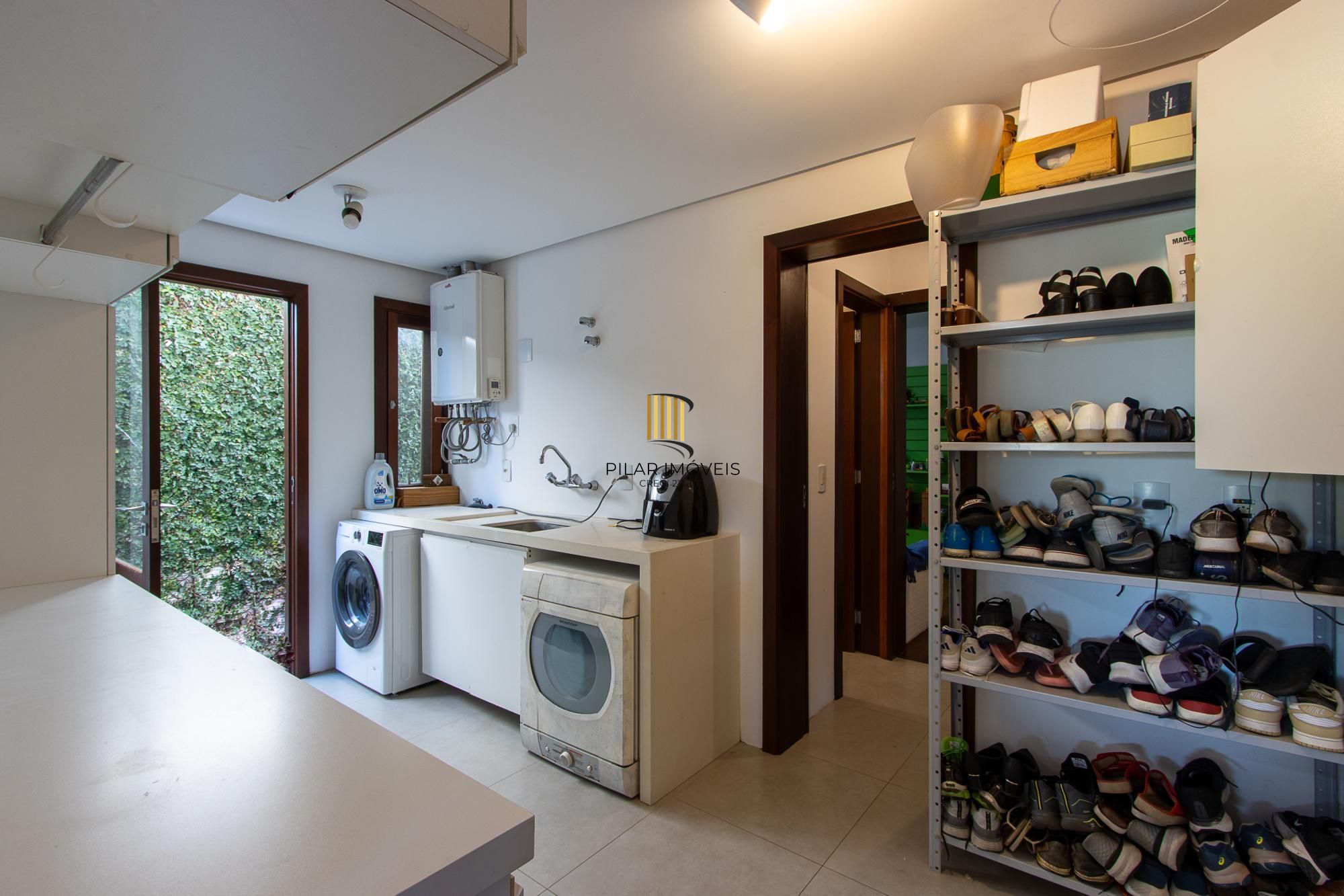 Casa no Condominio Terra Ville.  3 suites, com fundo para o lago.