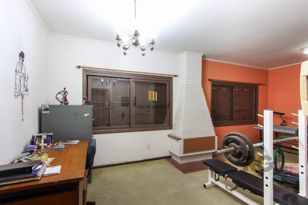 Casa a venda com 03 dormitórios, living 03 ambientes com vista para o Rio.
