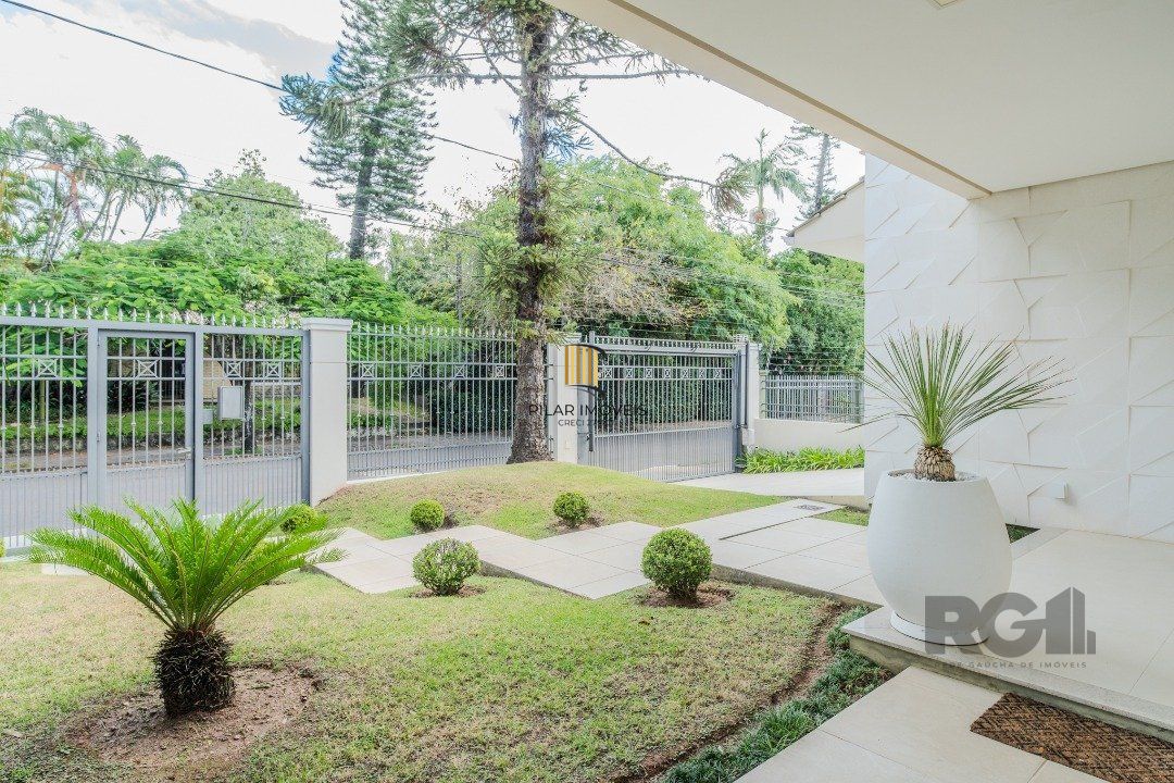 Casa semimobiliada e possui 3 suítes (sendo 1 delas master com closet e hidro)