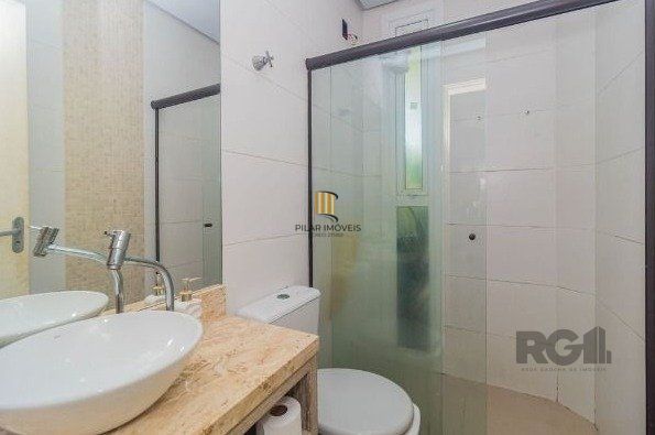 Possui 3 dormitórios sendo 1 ampla suíte com closet e sacada, living em conceito aberto,  cozinha integrada