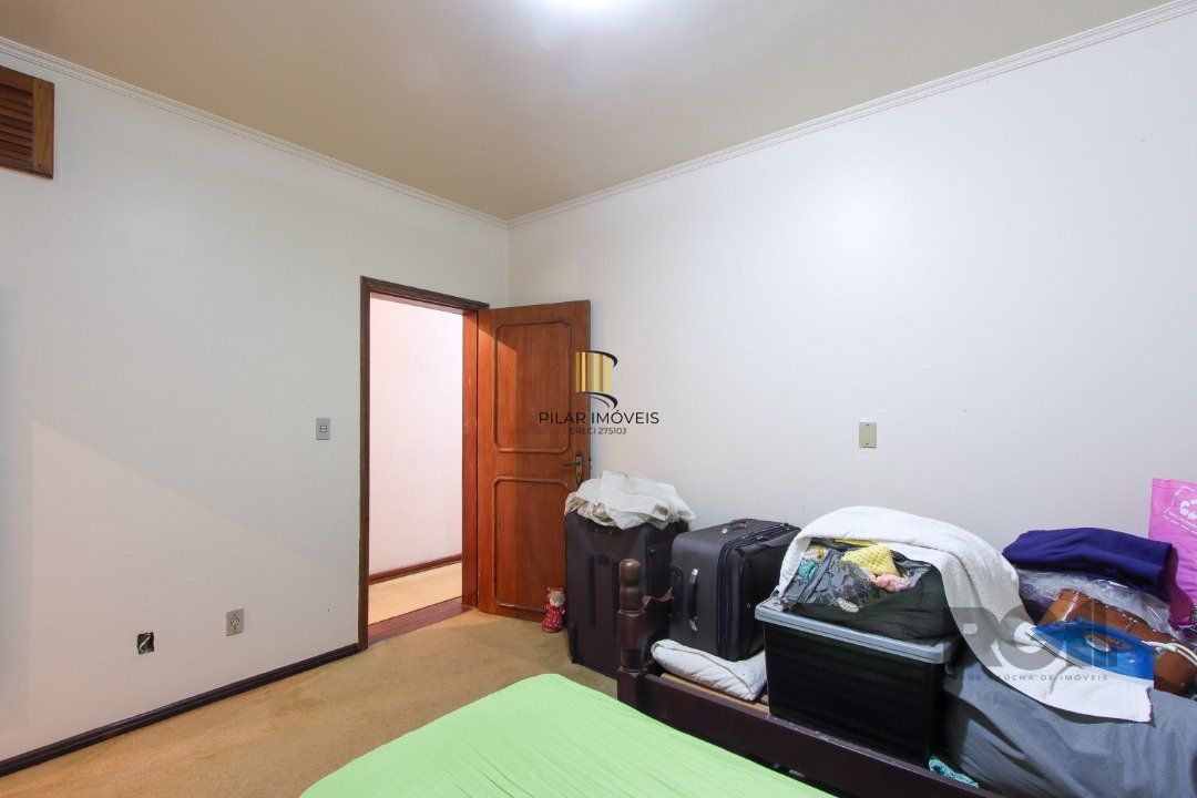Casa a venda com 03 dormitórios, living 03 ambientes com vista para o Rio.