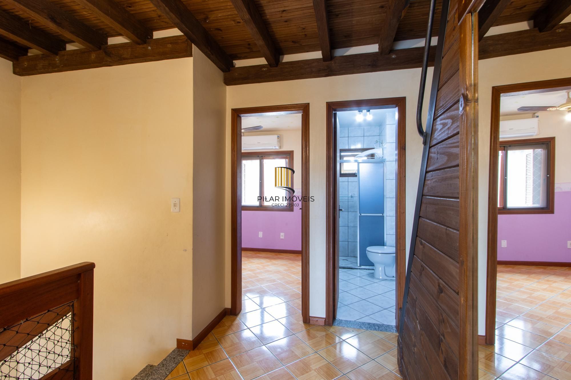 A casa possui 78m² de área construída, com um adicional de 20m²