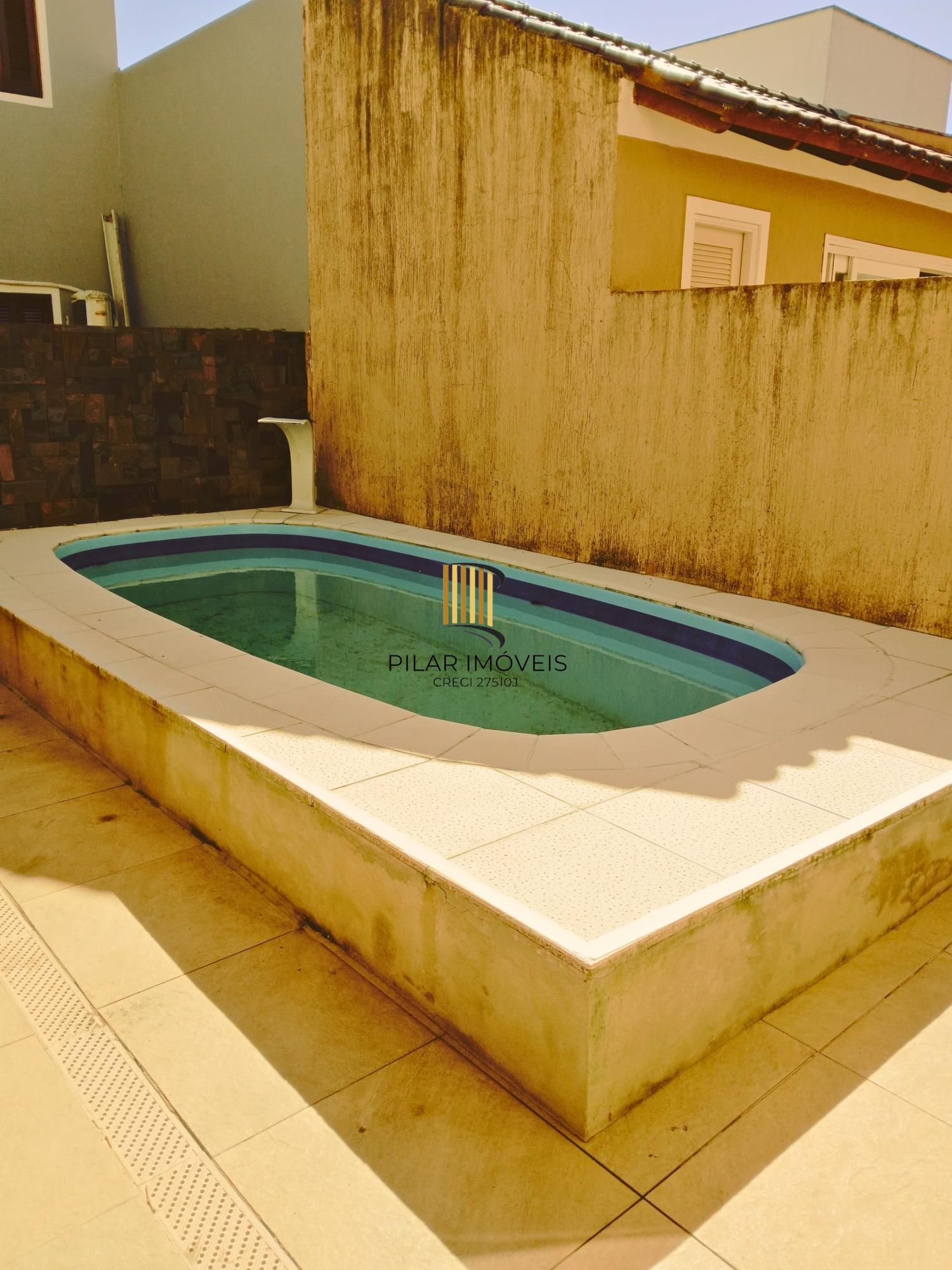 Casa aconchegante com 3 dormitórios, piscina e lareira