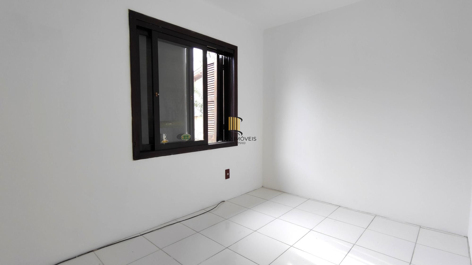 Casa de condomínio, 3 dormitórios, 1 suíte, 1 vaga coberta, no bairro Cristal.