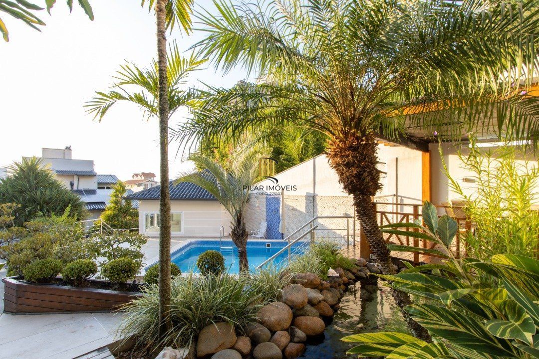 Casa com 5 suites com area privativa 714,00
