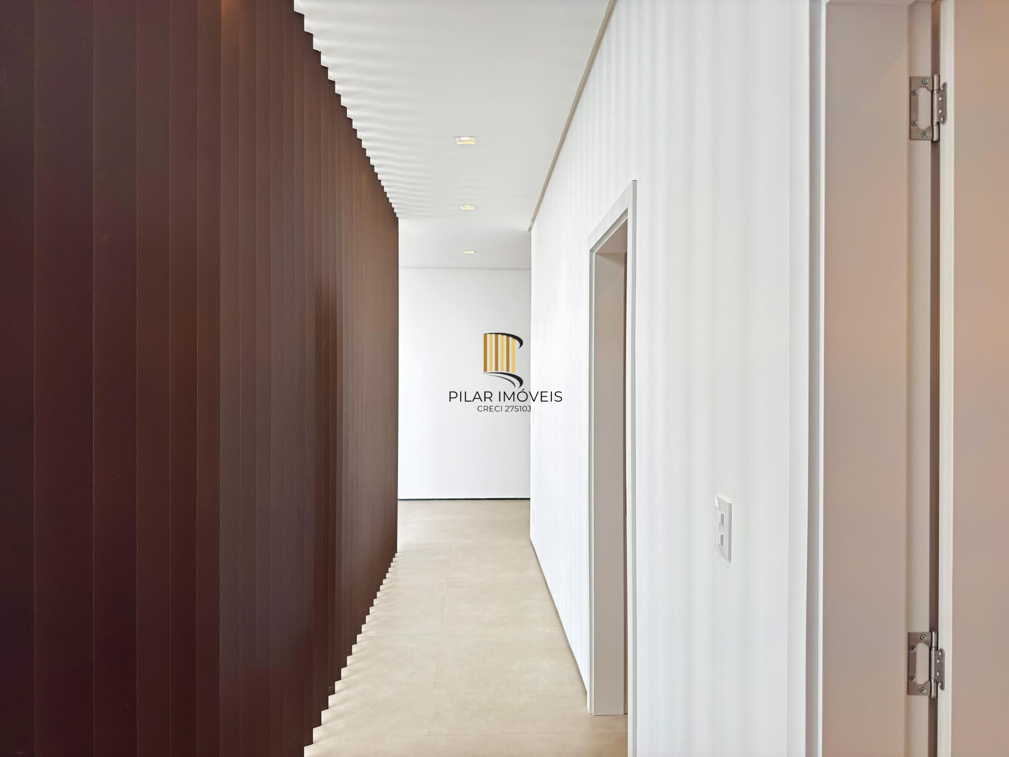 A casa conta com 434m2 de área construída, mas com um aproveitamento total dos 1.012m2 do lote