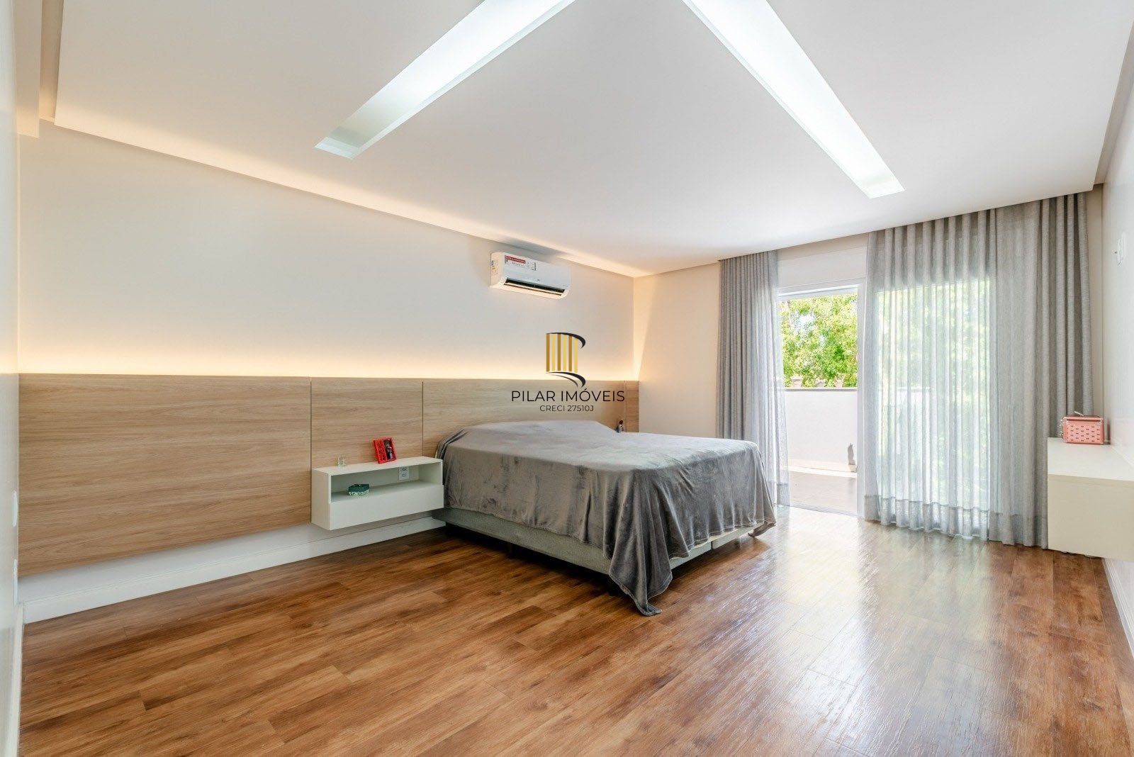 Casa em Condomínio com 228m² e 3 dormitórios, 1 suíte, 3 vagas no bairro Sarandi