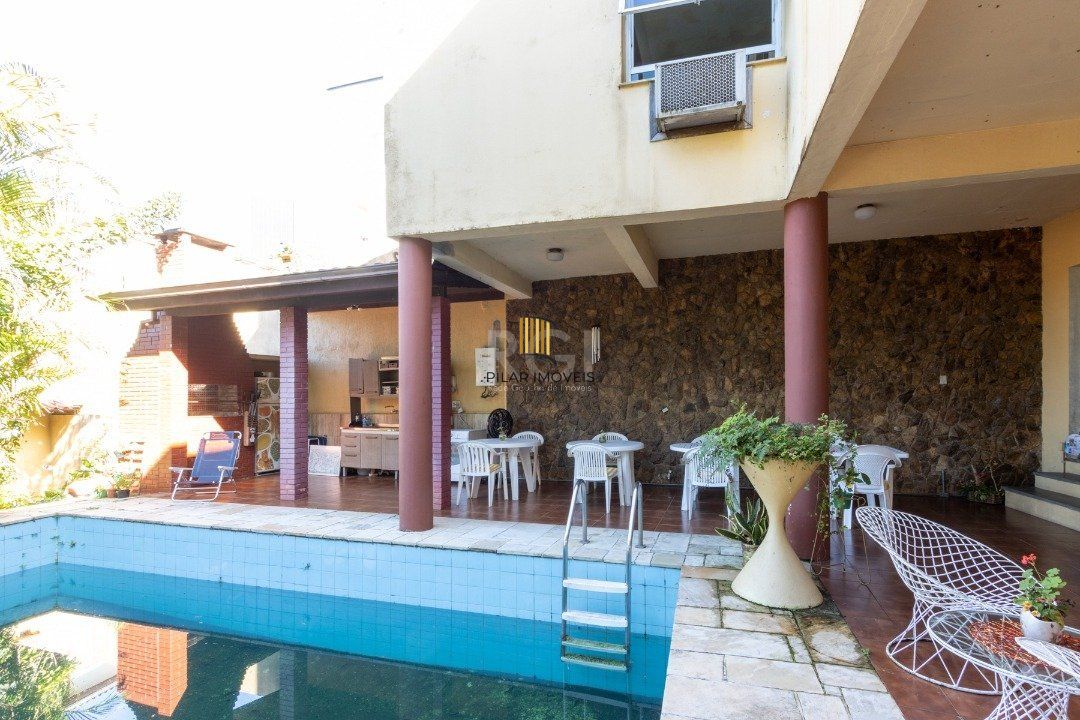 Sobrado com 345m² privativos, 3 suites, 2 vagas, churrasqueira. pátio com piscina - Bairro Cristal