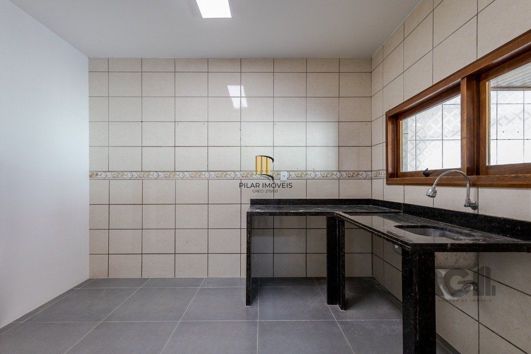 Casa 103m² - 3 dormitórios, 1 suíte, piscina, 2 vagas no bairro Hípica