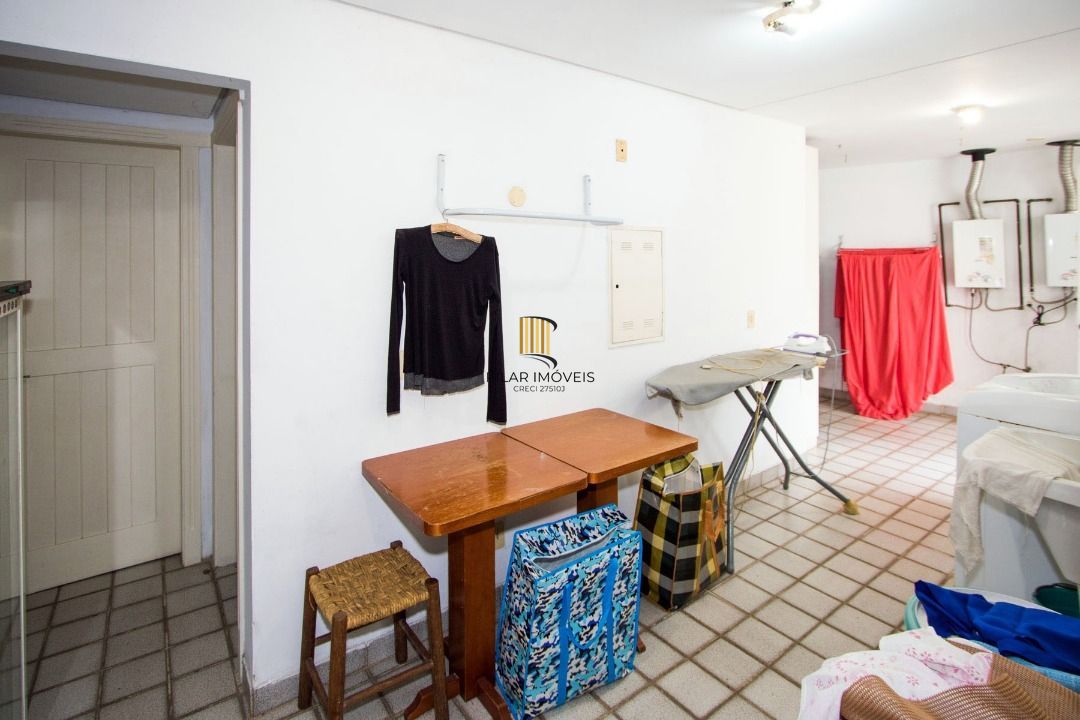Casa para Venda - 489m², 4 dormitórios, sendo 2 suites, 3 vagas - Cristal