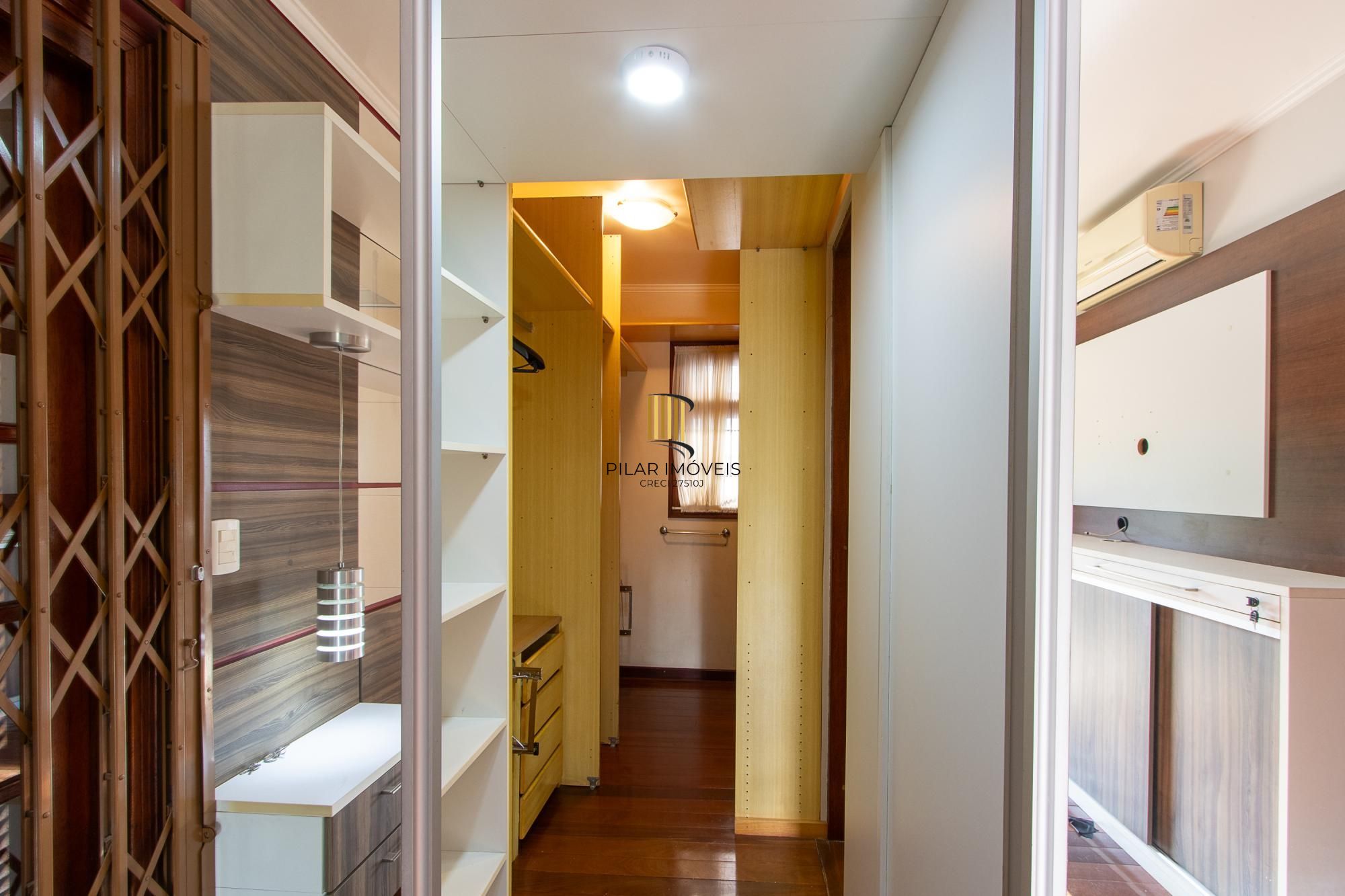 Excelente casa de 3 dormitórios, 1 suíte, pátio, piscina e vaga para 2 carros cobertas.