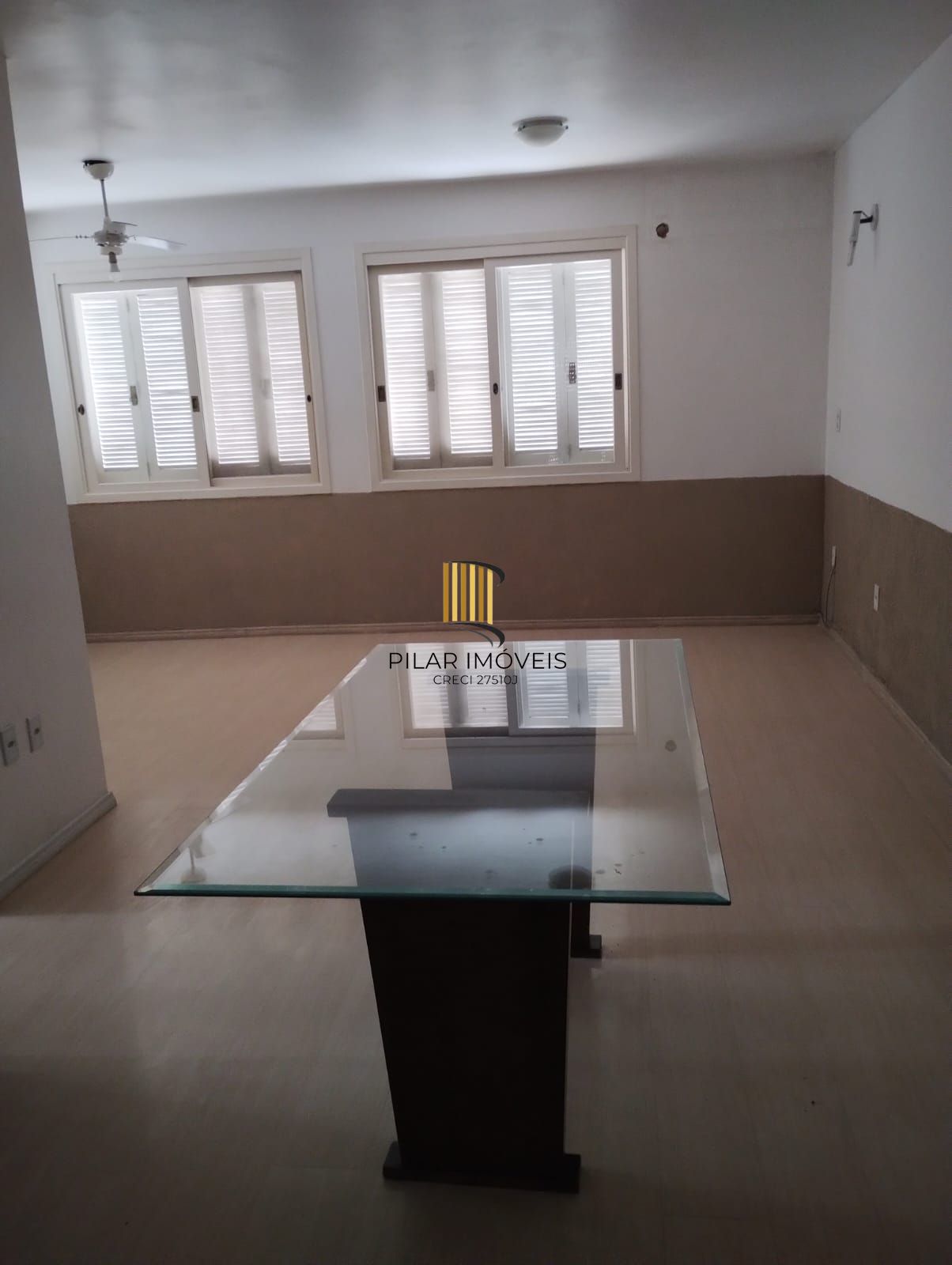 Excelente Casa com 03 suítes + Apto nos fundos com 01 Dor. Garagem 3 carros