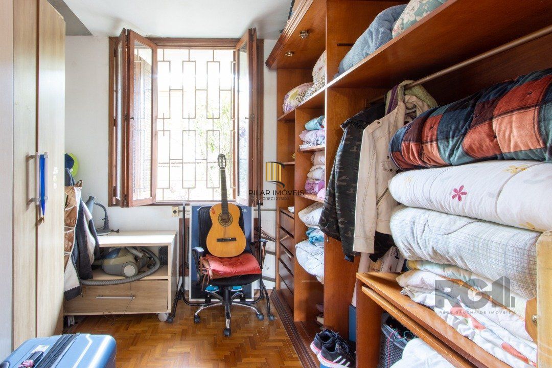 Casa em condomínio que possui  3 dormitórios, sendo 1suíte, lavabo, escritório, possibilidade de um 4 dormitório,