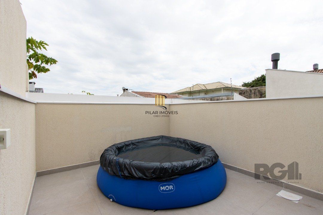 Sobrado com dois andares e área de terraço,