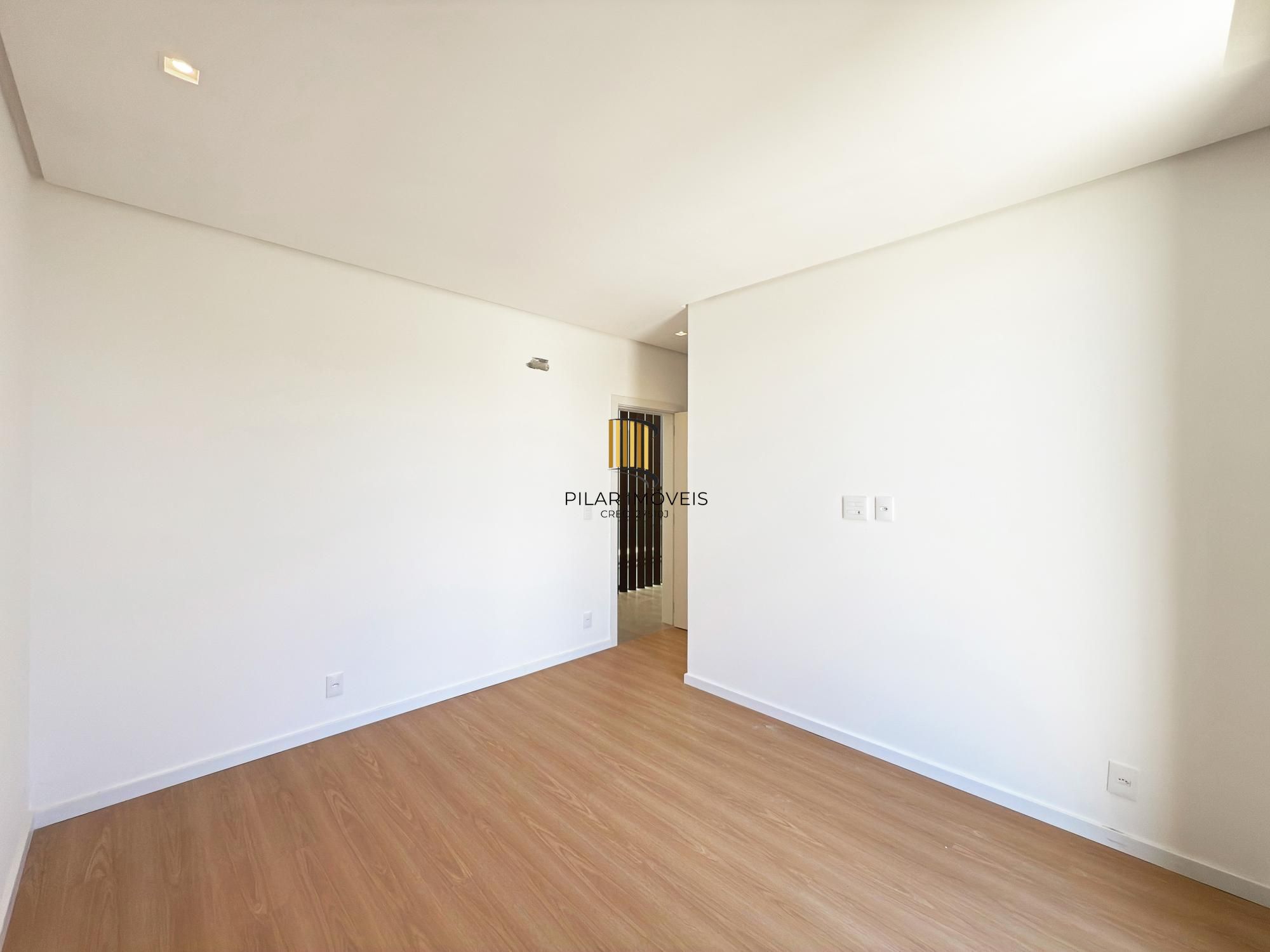 A casa conta com 434m2 de área construída, mas com um aproveitamento total dos 1.012m2 do lote