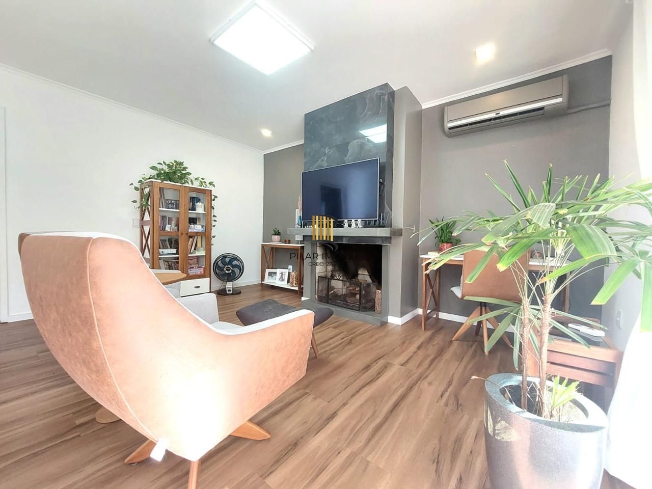 Linda casa totalmente reformada, 3 quartos (1 suite), 2 vagas cobertas - Bairro Nonoai