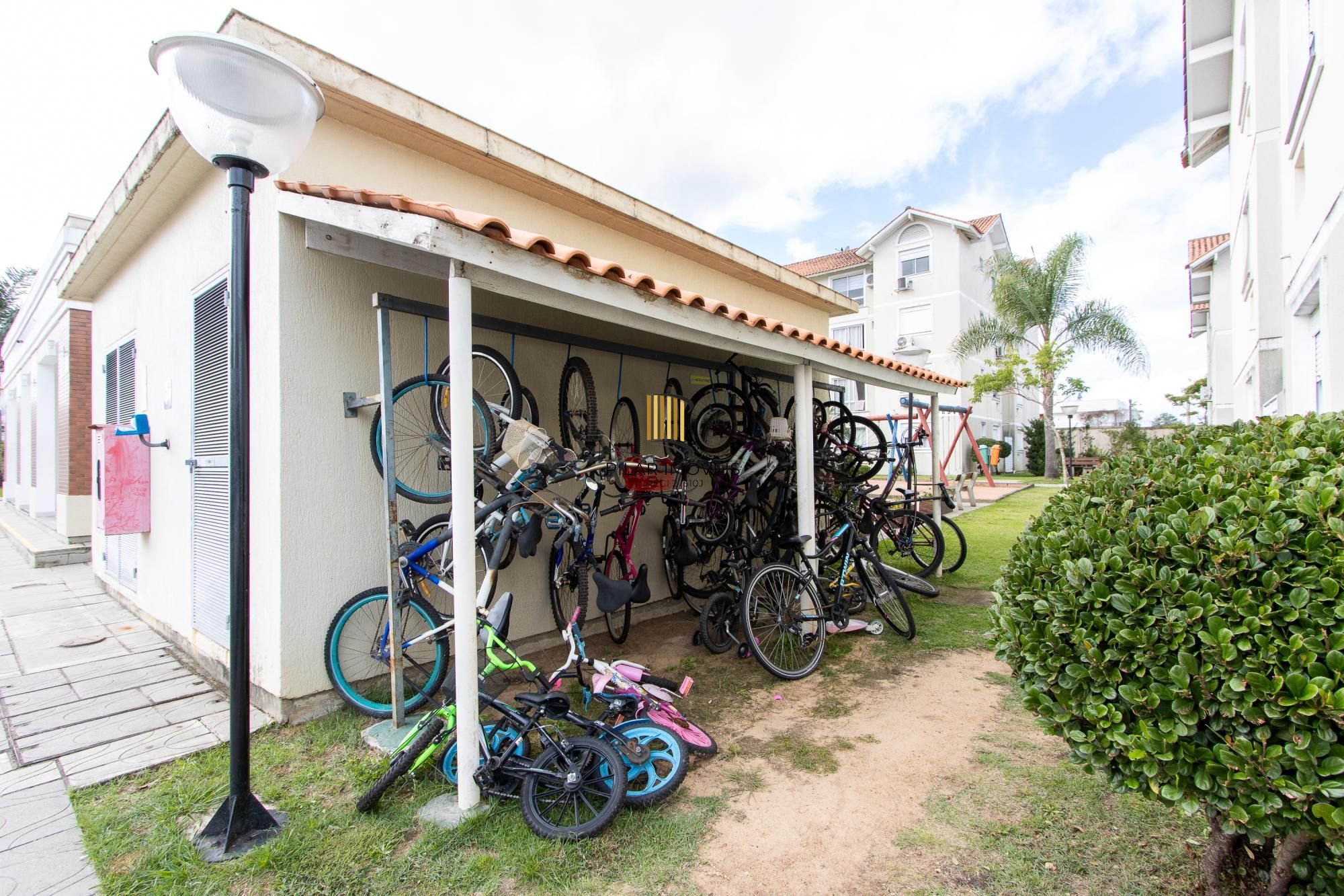 Apartamento térreo, semi mobiliado, com 54,81 m² de área privativa, 3 dormitórios e 1 vaga de garagem2