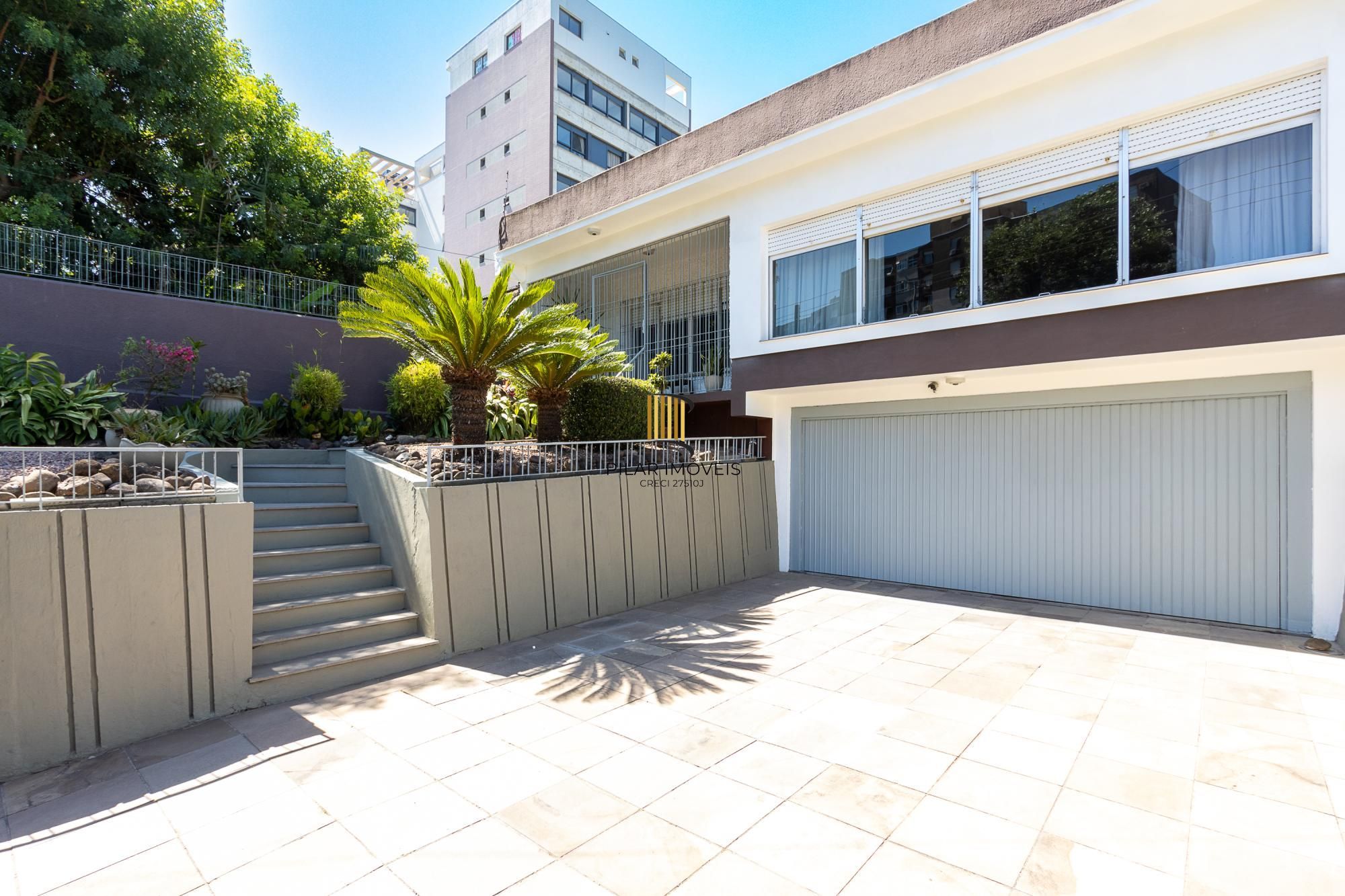 Casa de alvenaria, 4 dormitórios, 2 suítes, bairro Cristal.