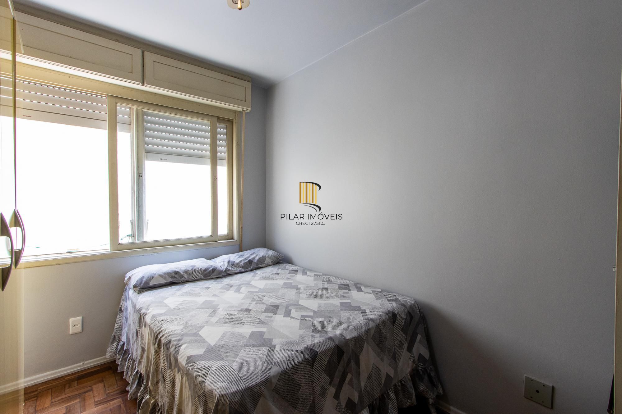 Apartamento com 1 quarto com vaga coberta e escriturada no bairro Cristal.