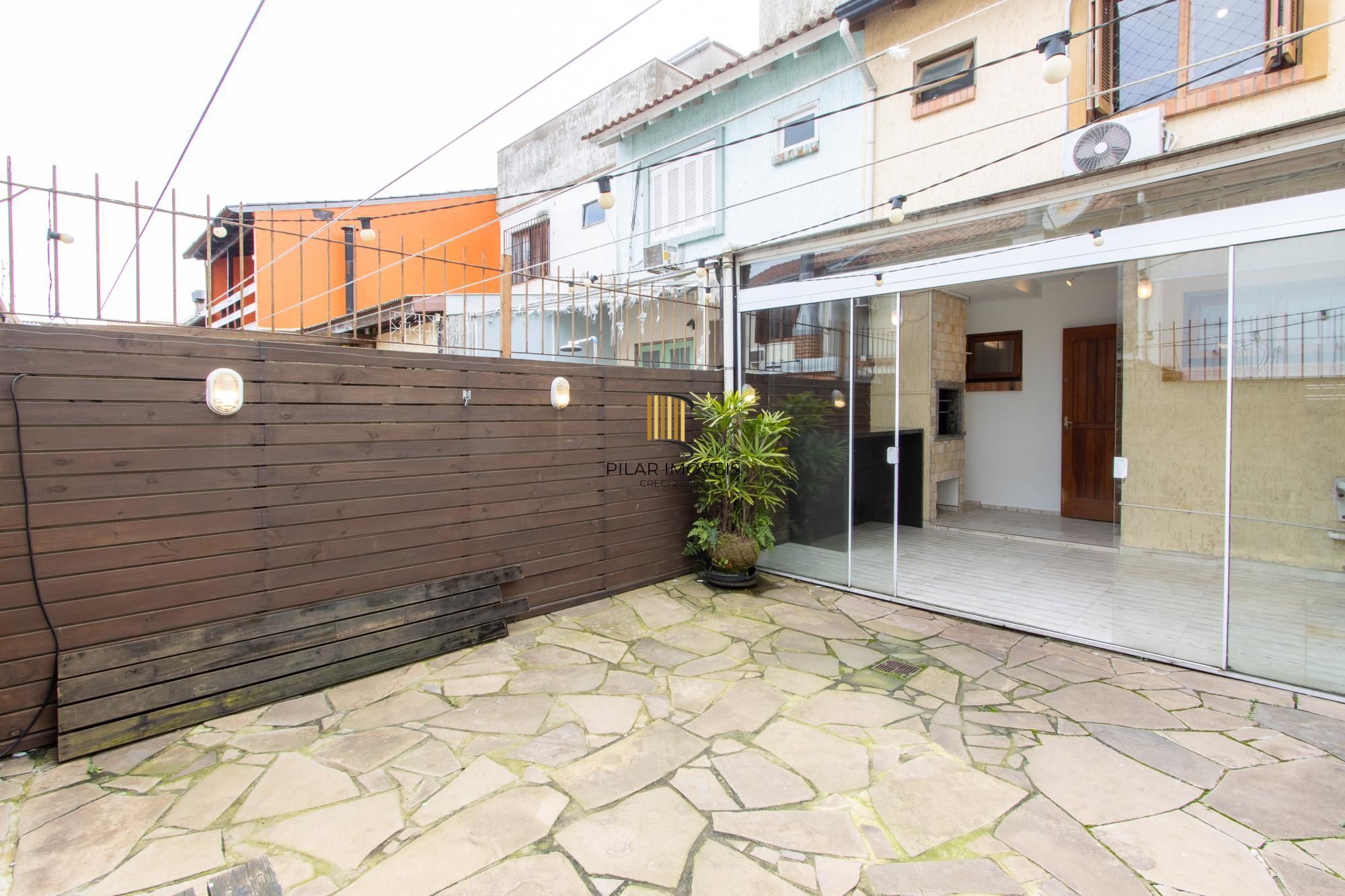 A casa possui 78m² de área construída, com um adicional de 20m²