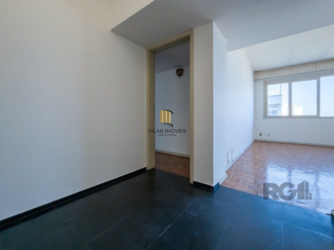Apartamento, 3 quartos, 1 suite, dependência de empregada, elevador - Centro Histórico - Porto Alegre