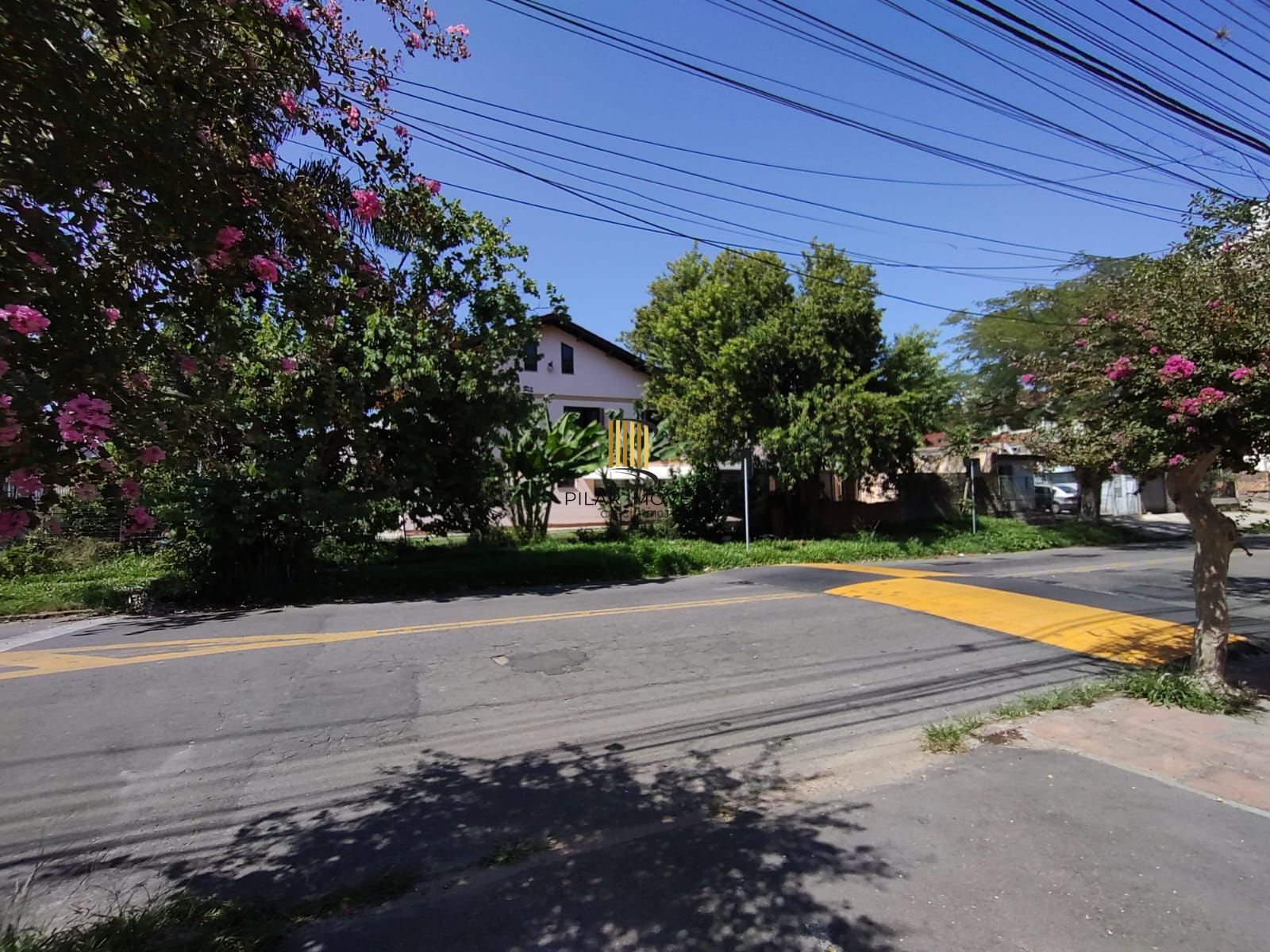 Casa Residencial ou Comercial, com 3 quartos (1 suite), 229m² privativos - Bairro Tristeza