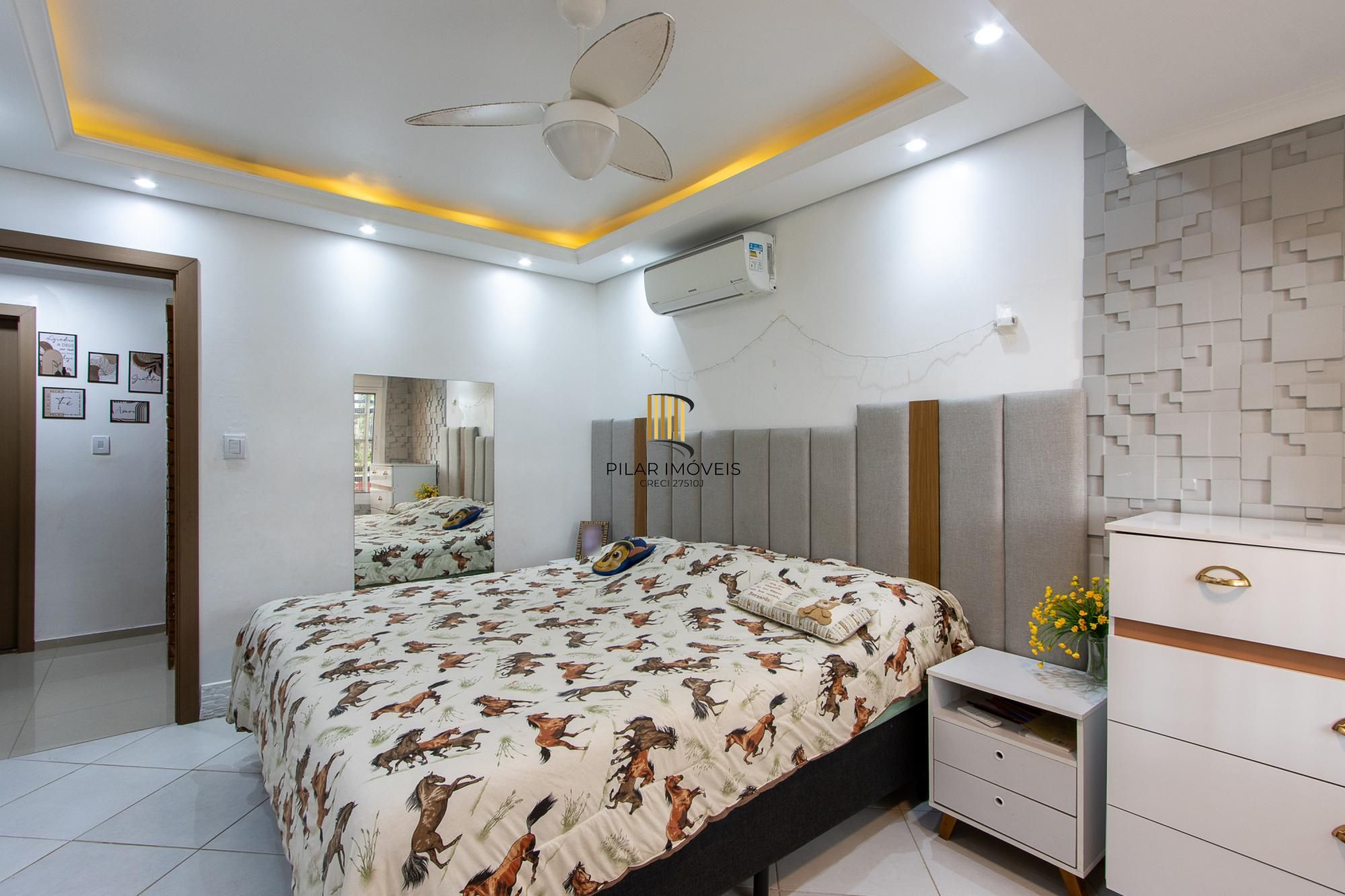 Casa de 4 dormitórios, 2 suítes, piscina, pátio e 2 vagas de garagem.