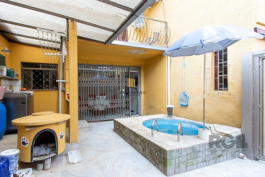 Sobrado, 3 quartos, 2 banheiros, pátio, 2 vagas, piscina - Bairro Vila Nova