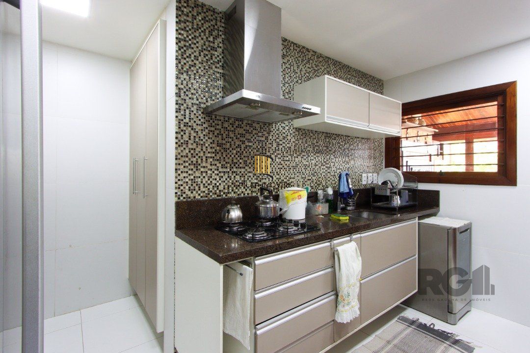 Casa com 4 dormitórios, sendo 1 suíte, com 2 vagas cobertas, no bairro Nonoai, Porto Alegre, RS