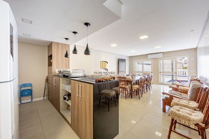 Cobertura no Bairro Auxiliadora, 3 dormitórios, 1 suíte, churrasqueira e vaga coberta.