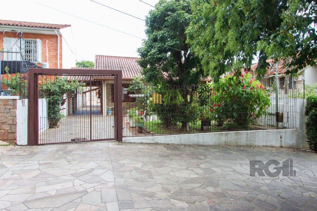 Casa térrea com  hall de entrada ,4 dormitórios