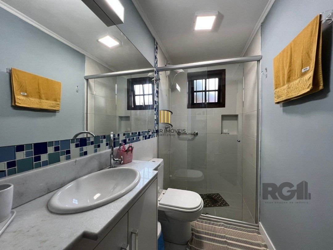 Casa avulsa em Atlântida,  totalmente reformada, com 5 dormitórios , duas suítes, pátio arborizado com piscina e churrasqueira.
