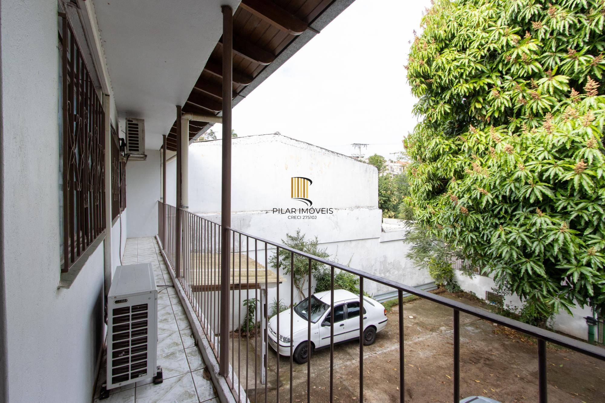 Casa ampla de 2 pavimentos com 4 dormitórios, 1 suite e 4 vagas no bairro Santa Tereza!