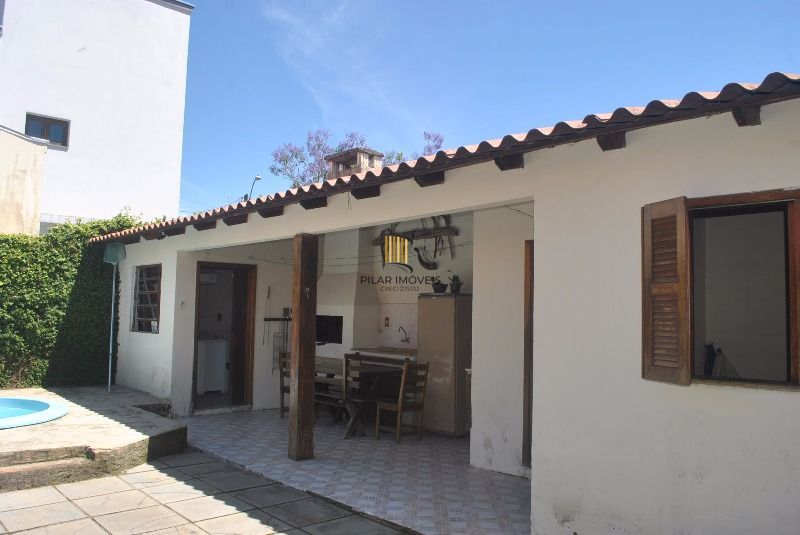 Casa para Venda - 250m², 3 dormitórios, 4 vagas - Serraria