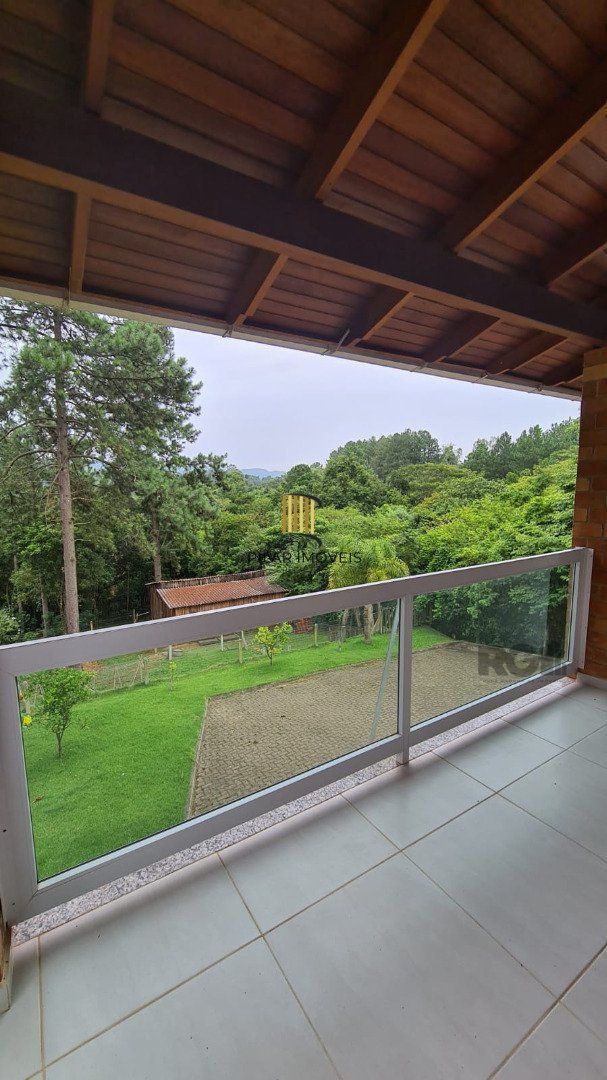 Casa de alvenaria, com 3 dormitórios, 1 suíte, living, cozinha, lavanderia, churrasqueira, banheiro social, pátio e 4 vagas de garagem.
