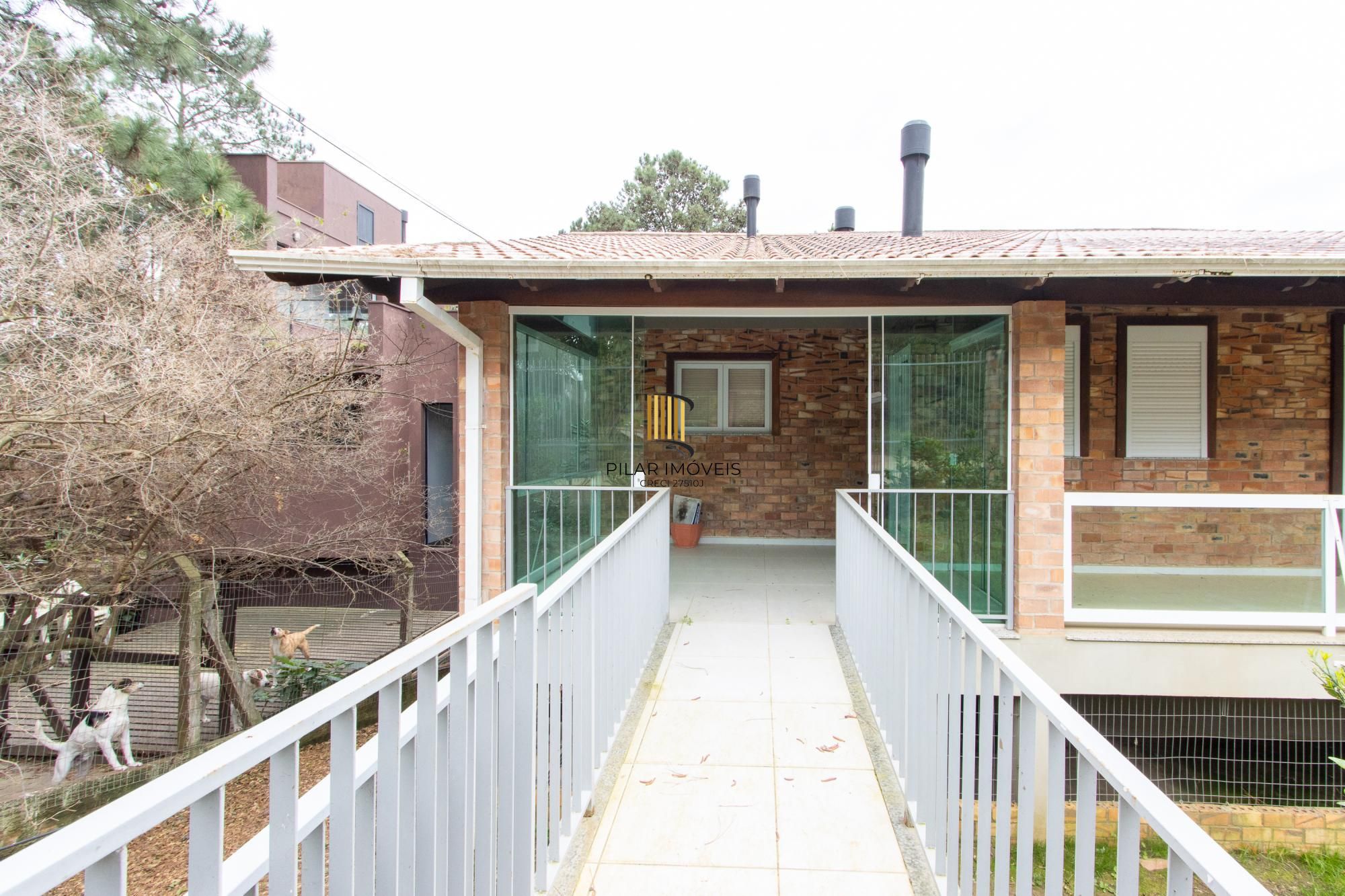 Casa de alvenaria, com 3 dormitórios, 1 suíte, living, cozinha, lavanderia, churrasqueira, banheiro social, pátio e 4 vagas de garagem.