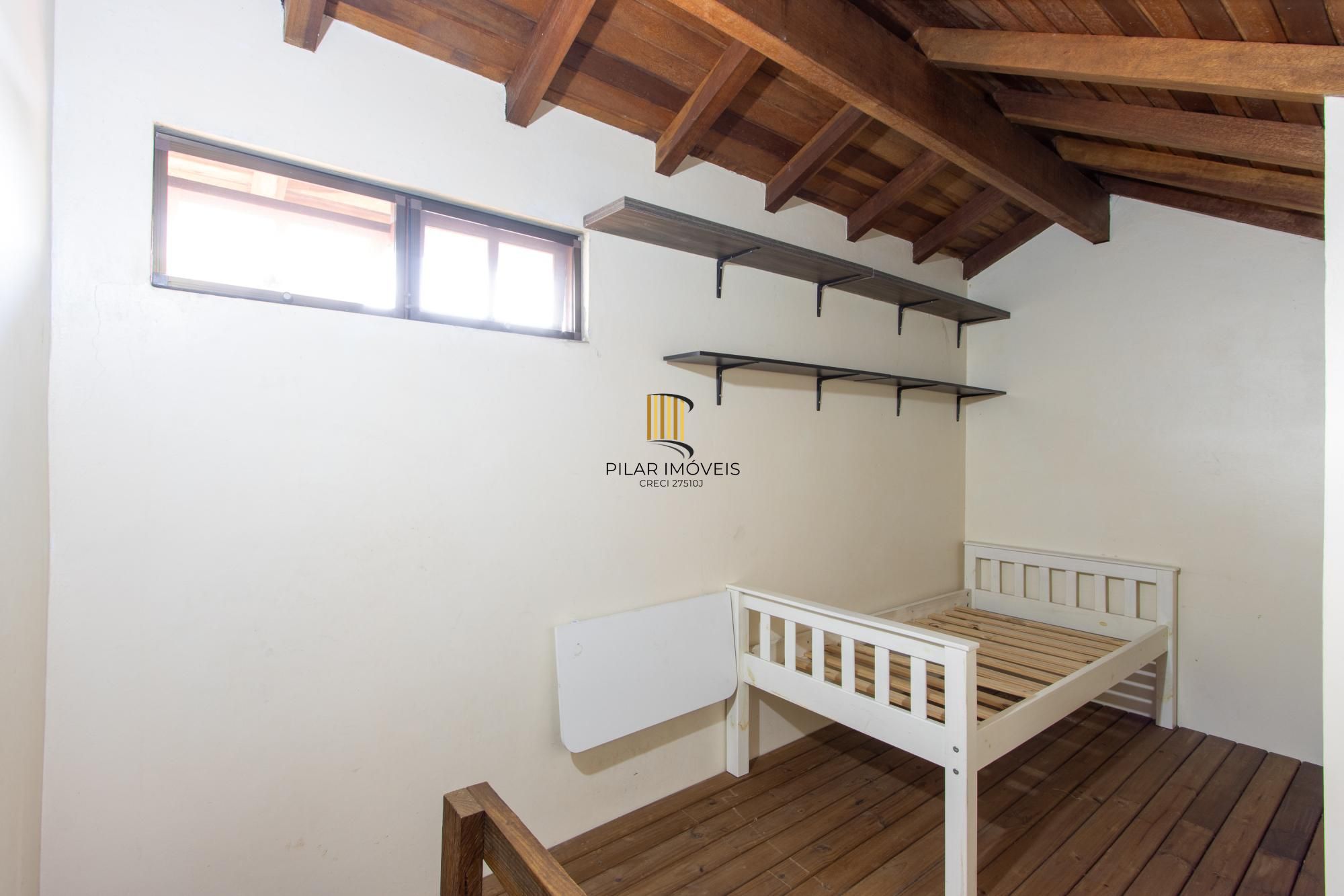 A casa possui 78m² de área construída, com um adicional de 20m²