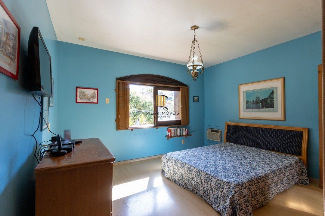 Sobrado com 345m² privativos, 3 suites, 2 vagas, churrasqueira. pátio com piscina - Bairro Cristal