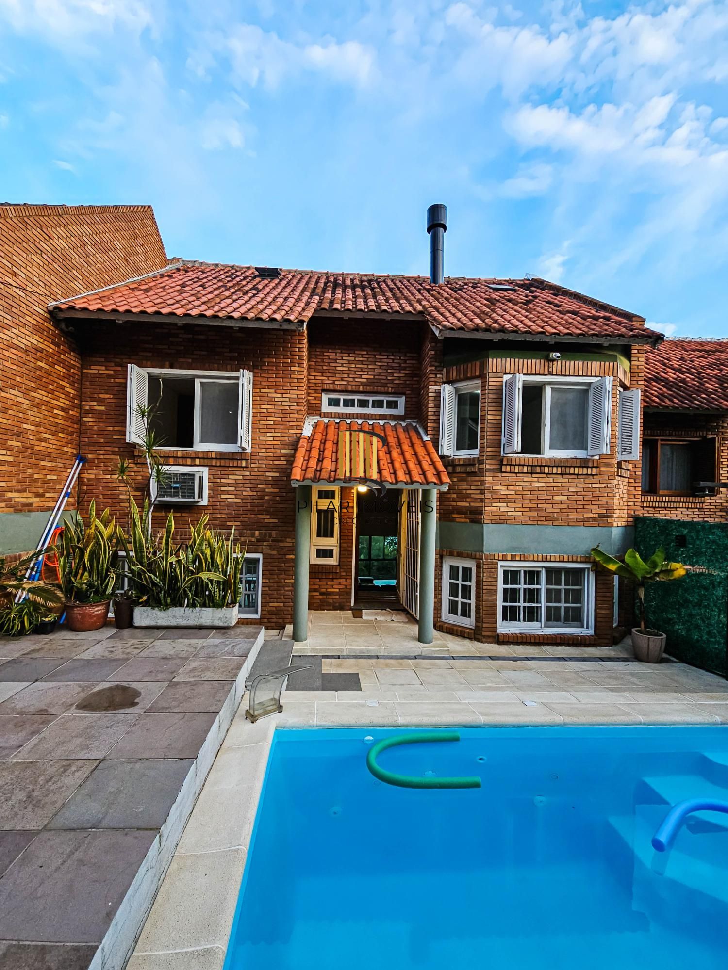 Casa na Vila Conceição, 3 dormitórios, 1 suíte, churrasqueira, lareira, 4 vagas, piscina aquecida e vista perene para o Rio.