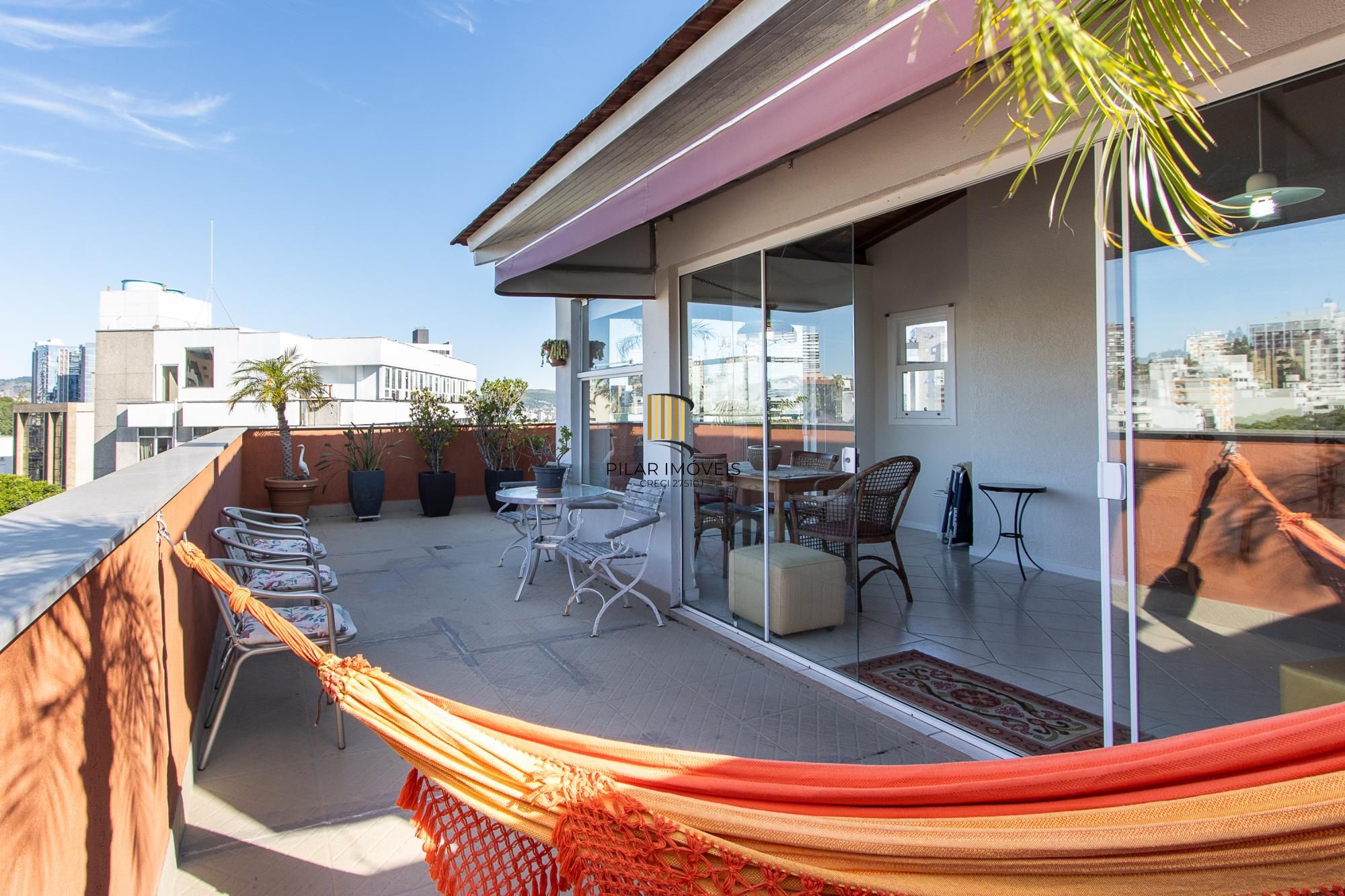 Cobertura com 2 dormitórios, incluindo 1 suíte.