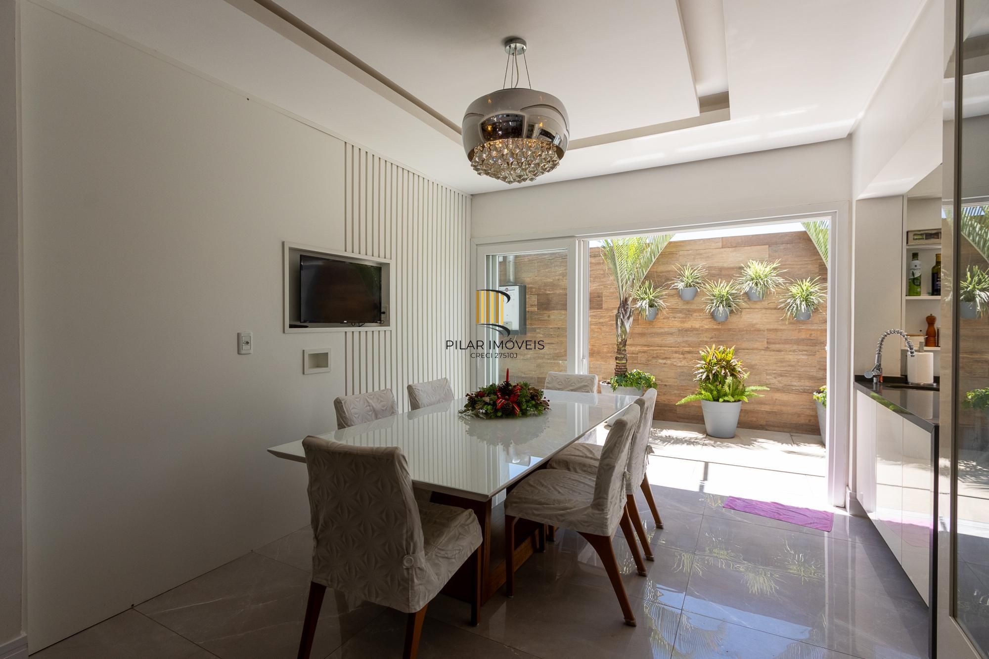 Excelente casa de 3 dormitórios, 3 suítes e 2 vagas no bairro Cavalhada.