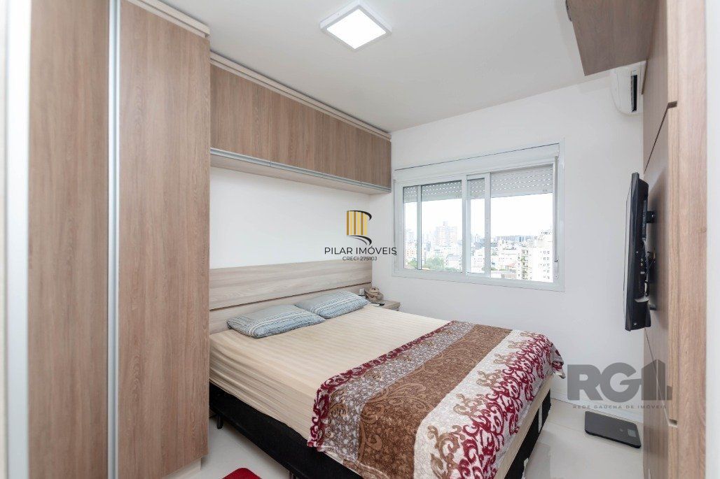 Apartamento andar alto que possui 2 dormitórios, sendo 1 súite, living para 2 ambientes, cozinha mobiliada, banheiro auxiliar
