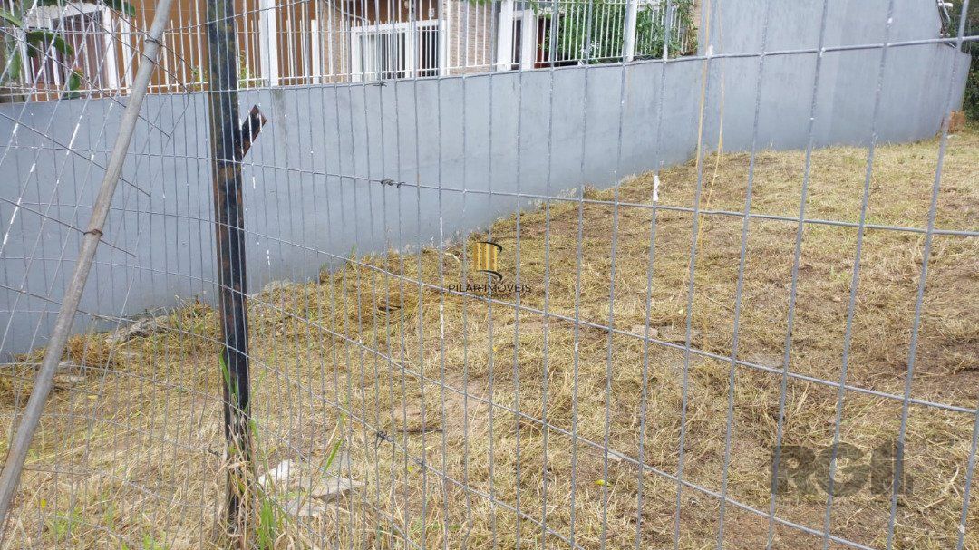 Terreno plano, medindo 207,50. 8,30x25,00.