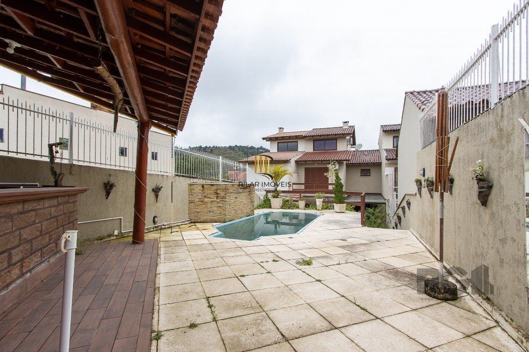 Casa de alvenaria, 3 dormitórios, 1 suíte e pátio com piscina, bairro Espírito Santo.