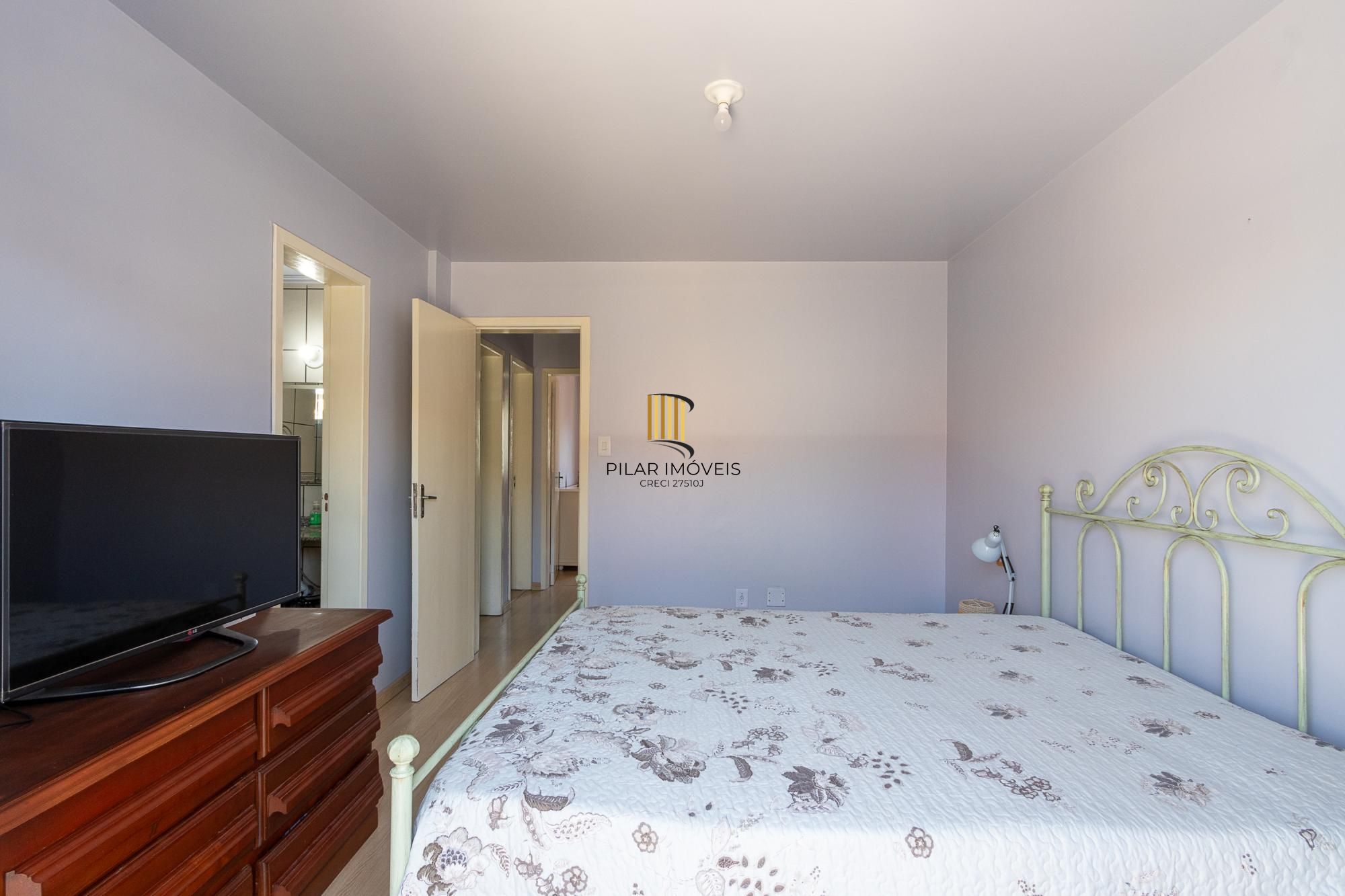 Casa de condomínio, de 3 dormitórios, 1 suíte e 2 vagas de garagem.