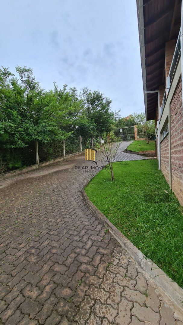 Casa de alvenaria, com 3 dormitórios, 1 suíte, living, cozinha, lavanderia, churrasqueira, banheiro social, pátio e 4 vagas de garagem.